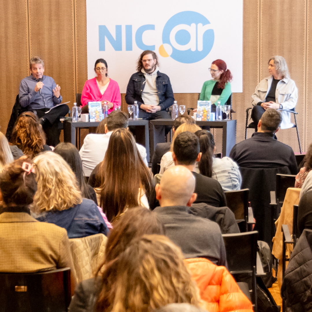 Martín Becerra, Marcela Pallero, Juan Francisco Ruocco, Carolina Martínez Elebí y Andrea Ramos, Directora Nacional de NIC Argentina.