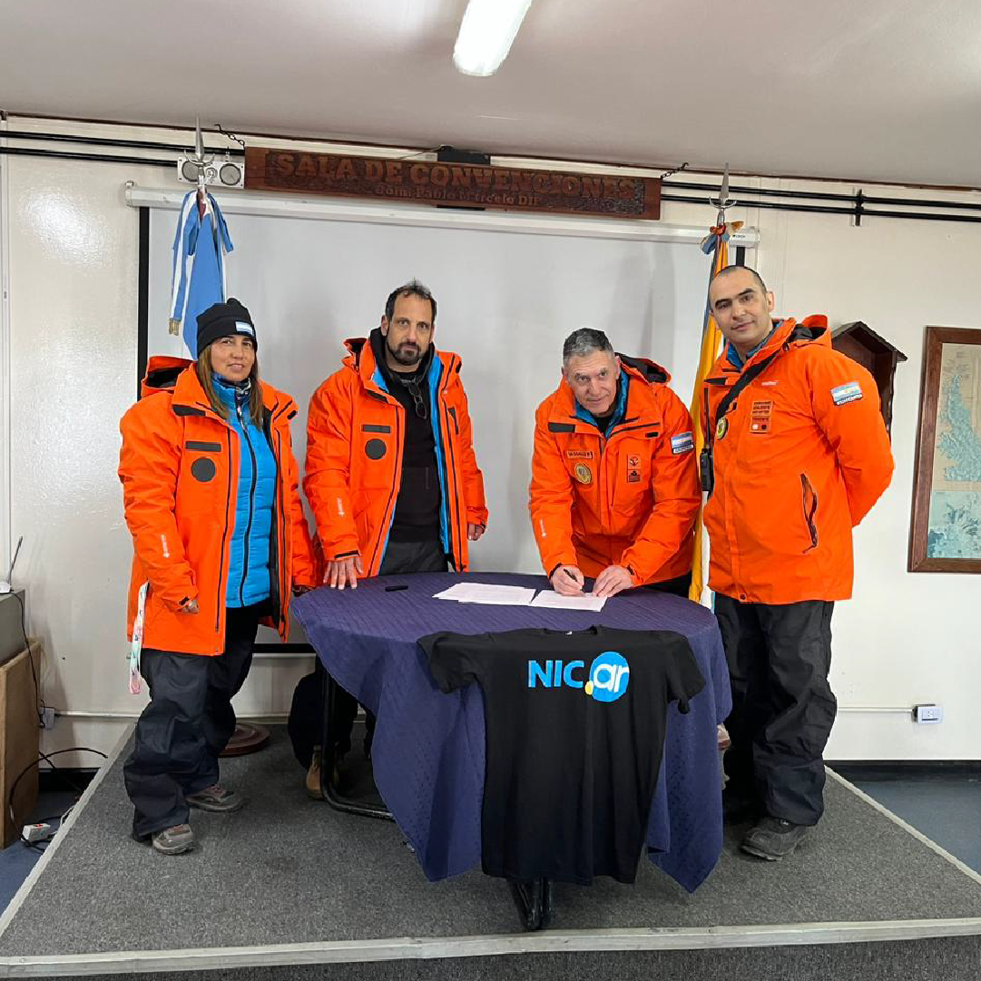 Autoridades de la Secretaría Legal y Técnica y del Comando Antártico firmando el convenio