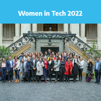 Women in Tech 2022. Foto de mujeres y hombres reunidos en una convención internacional.