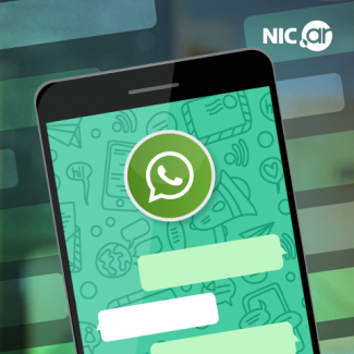 celular que tiene en la pantalla un chat de whatsapp con el ícono